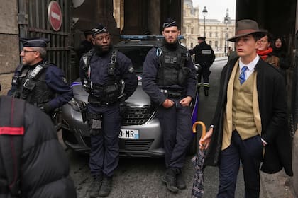 Oficiales de policía bloquearon los accesos al Louvre tras el robo