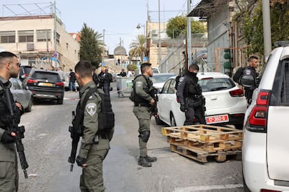 Oficiales de policía cierran el área de un ataque con disparos cerca de una sinagoga en el este de Jerusalén