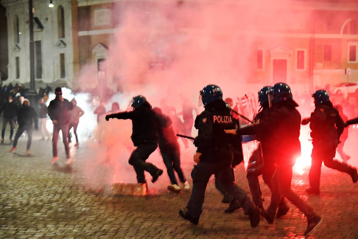 Oficiales de policía italianos chocan con activistas del partido de extrema derecha Forza Nuova durante una protesta contra las medidas de restricción del gobierno para frenar la propagación del coronavirus, en la Piazza del Popolo, en Roma, Italia, el 24 de octubre de 2020