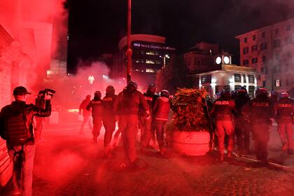 Oficiales de policía italianos chocan con activistas del partido de extrema derecha Forza Nuova durante una protesta contra las medidas de restricción del gobierno para frenar la propagación de COVID-19, en la céntrica Piazza del Popolo, en Roma, Italia, el 24 de octubre de 2020