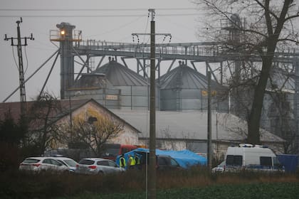 Oficiales de policía trabajan afuera de un depósito de granos donde, según el gobierno polaco, la explosión de un misil de fabricación rusa mató a dos personas en Przewodow, Polonia, el miércoles 16 de noviembre de 2022