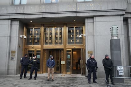 Oficiales de seguridad se encuentran en la puerta de la Corte de Manhattan, donde Maduro será presentado ante un juez al mediodía hora local (14 en la Argentina)
