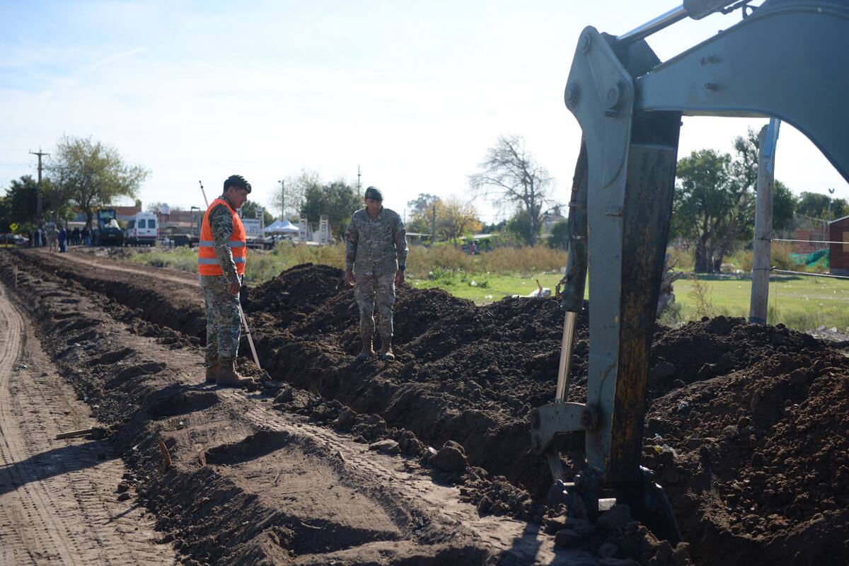 Oficiales del Ejercito Argentino en Rosario en mayo del año pasado en plena obra.