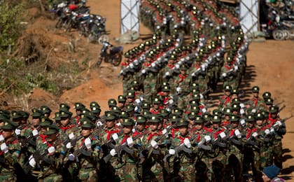 Oficiales del Ejército de Liberación Nacional Ta'ang marchan durante un acto para conmemorar el 52do Día de la Revolución Ta'ang en Mar-Wong, área autónoma de Ta'ang, estado norteño de Shan, Myanmar