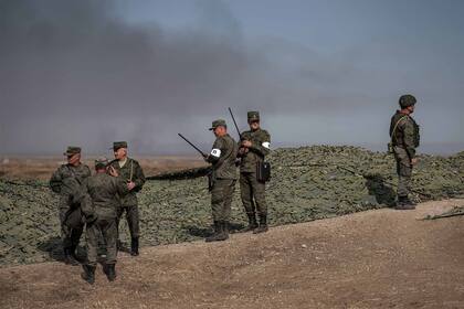 Oficiales del ejército ruso dirigen ejercicios militares en la región de Volgogrado, en el sur de Rusia, el 24 de septiembre de 2020, durante los simulacros militares "Cáucaso-2020"
