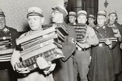 Oficiales nazi durante la fatídica "noche de los cristales rotos" (Foto: Archivo Yad Vashem)