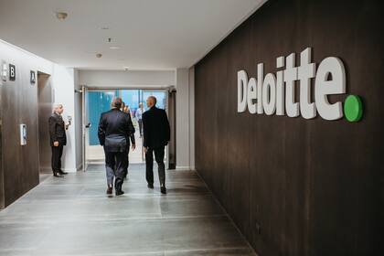 La firma Deloitte ocupa hoy cinco modernos pisos de más de 1000 m2, ubicados en Della Paolera 261, en la zona de Catalinas.