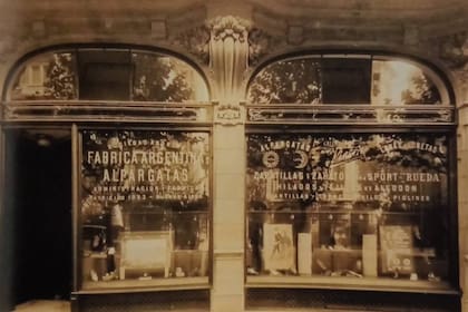 Oficina de ventas de Alpargatas sobre Avenida de Mayo al 900
