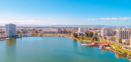 Oficina del Fiscal de Distrito del Condado de Alameda, ubicada al borde del lago Merritt en el centro de Oakland, donde Harris comenzó su carrera