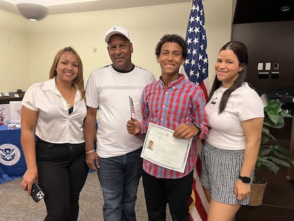 Oficinas locales de Uscis otorgan la ciudadanía (FB/U.S. Citizenship and Immigration Services)