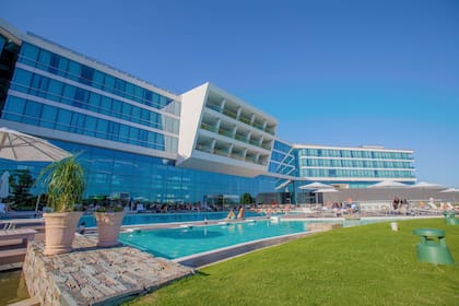 Ofrece dos opciones: el lobby bar con mesas próximas a la piscina o el club house en la terraza.
