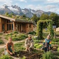 Buscan voluntarios para vivir gratis en Trevelin a cambio de trabajar en una granja, cuidar un niño y alojarse en una casa de tierra