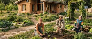 Buscan voluntarios para vivir gratis en Trevelin a cambio de trabajar en una granja, cuidar un niño y alojarse en una casa de tierra