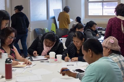 Ofrecen en Chicago clases gratuitas de inglés para latinos
