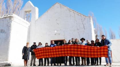 Ofrenda a la Virgen del Carmen de un grupo de tejedoras de la zona.