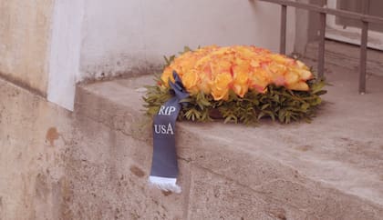 Ofrenda neonazi en la ventana de la casa de Hitler