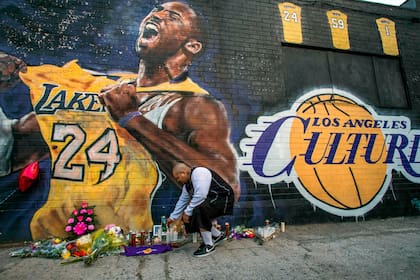 Un mural con la famosa imagen de Kobe Bryant en la que festeja un triple de Los Angeles Lakers en playoffs; la camiseta 24 será rematada por Sotheby's, que aguarda entre 5.000.000 y 7.000.000 de dólares de oferta final por ella.