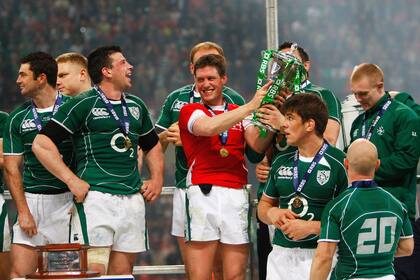 O'Gara celebra la consecución del Seis Naciones de 2009 con Grand Slam, en Cardiff; fue parte de una excelente generación de Irlanda.