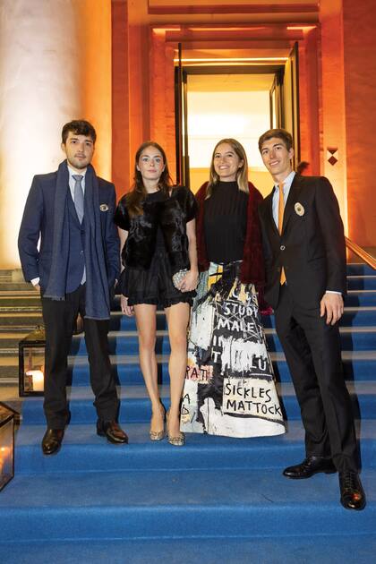 Ogden William Nutting, Marina Ocampo, Verónica Isabella Nutting (con falda que tomó prestada del guardarropa de su mamá, Verónica Zoani) y Sasha Oxenford. Los varones llevaron en las solapas broches con forma de ojo de la artista norteamericana Cynthia Pelaez.