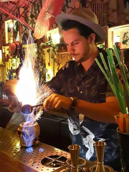 Este bar rinde tributo a la cultura tiki, un estilo que surgió en las islas de la Polinesia, y se expandió por el Pacífico.