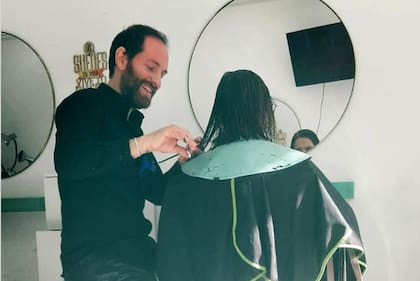 Lucas no puede pagar el alquiler y los servicios de su peluquería en Belgrano