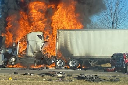 Ohio- Seis muertos y 18 heridos al estrellarse un camión contra un micro que transportaba estudiantes