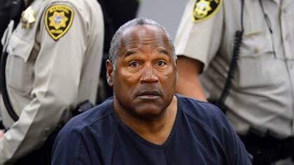 O.J. Simpson en 2020, una vez más rodeado de policías