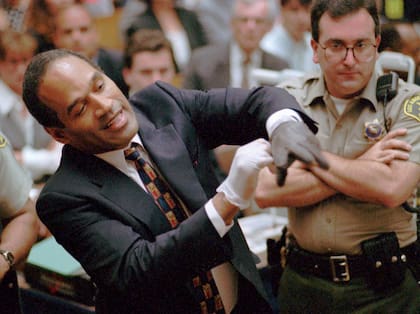 O.J. Simpson gesticula al ponerse los guantes que los fiscales aseguraron se puso en la noche que su exesposa Nicole Brown Simpson y Ron Goldman fueron asesinados