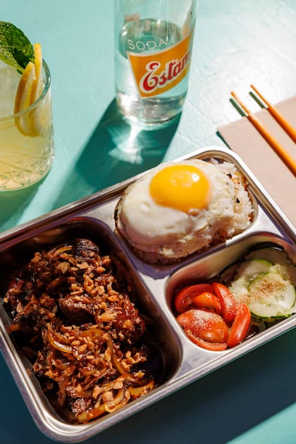 Ojo de bife reinterpretado como el plato camboyano Lok Lak en Cang Tin