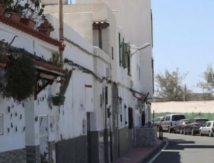 Ojos de Garza tiene estrechas veredas: ahora un vecino llevó una reforma de su casa demasiado lejos y ocupó el espacio público para construir un patio