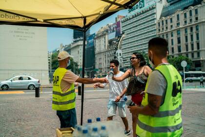Ola de calor en la Ciudad: puestos de hidratación en centros de testeo y vacunación