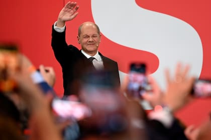 Olaf Scholz, ministro de Finanzas y candidato a canciller del SPD, saluda durante la fiesta electoral en Willy Brandt House en Berlín