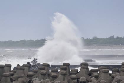 Olas estrellándose contra la costa mientras se acerca el tifón Krathon, en el condado Yilan, en la costa este de Taiwán, el martes 1 de octubre de 2024. (AP Foto/Chiang Ying-ying)