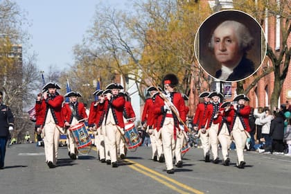 Old Town Alexandria, con sus adoquines y edificios coloniales, es un sitio clave en la historia de George Washington, quien tenía propiedades y participaba activamente en la comunidad