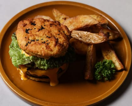 Oleada Plant Based tiene en su menú una hamburguesa con medallón de porotos rojos y arroz, pickles de pepino, mayonesa de chipotle, queso cheddar de almendras, lechuga, tomate (Foto: Gentileza Oleada Plant Based)