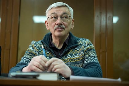 Oleg Orlov, copresidente del grupo de derechos humanos Memorial, ganador del Premio Nobel de la Paz, asiste a su juicio por cargos de desacreditar al ejército ruso, en Moscú, Rusia, el 26 de febrero de 2024. (AP/Alexander Zemlianichenko)
