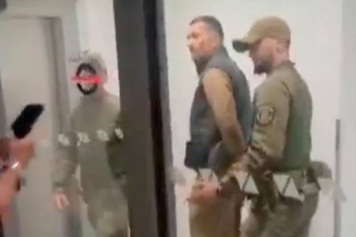 Oleksandr Usyk, esposado en el aeropuerto de Cracovia