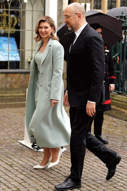 Olena Zelenska, primera dama de Ucrania, fue sin su marido. Apostó por un look de vestido y tapado.