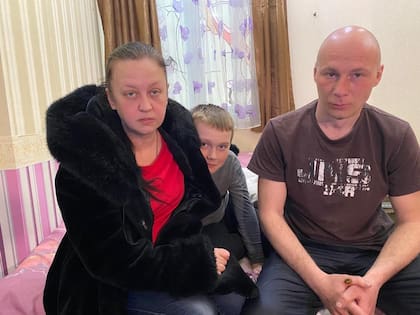 Olga Anosova, su marido Alexander y su hijito Kirill