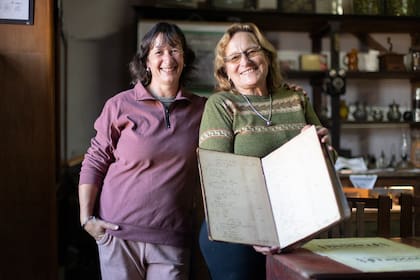 Olga con Silvia, una de las empleadas históricas.