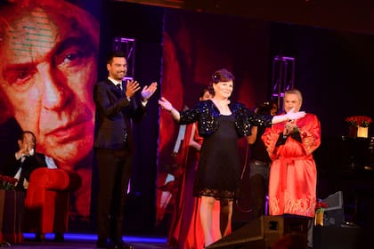 Olga Garaventa es saludada por un Gran Rex a pleno