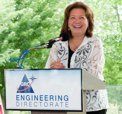 Olga hablando en el picnic de la Dirección de Ingeniería en agosto de 2011, el año en el que se jubiló de la NASA
