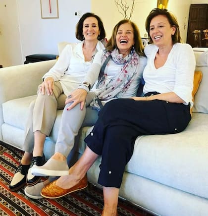 Olga Naum (centro) junto a sus dos hermanas mujeres, Cristina (izquierda) y Graciela (derecha)