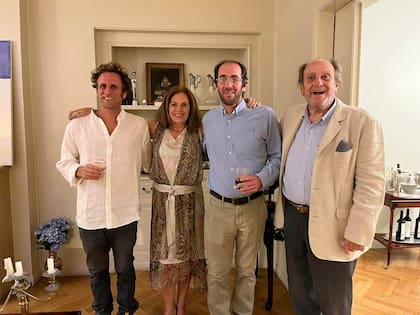 Olga Naum junto a su marido, Emilio Salgado, y sus dos hijos, Ezequiel y Sebastián Emilio, el pasado 15 de diciembre, en la celebración de sus 50 años de casada