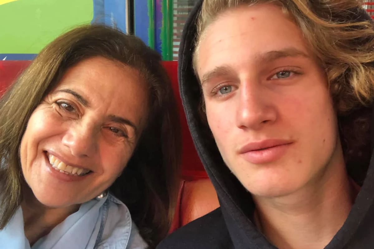 Olga Naum junto a su nieto mayor, Joaquín Salgado, acusado de homicidio