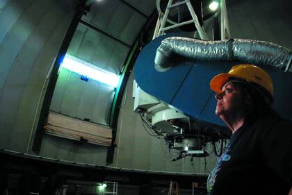 Olga Pintado junto al gran telescopio