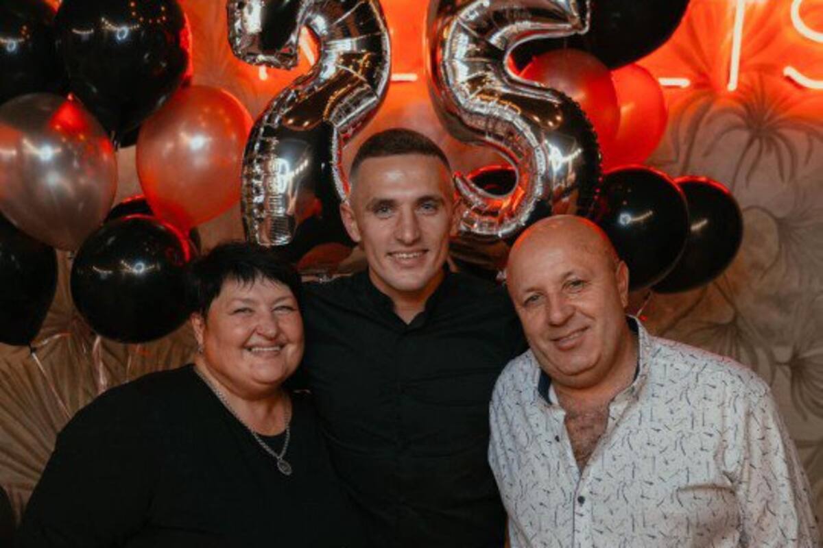 Olga Sukhenko, junto a su hijo y su esposo, pocos meses atrás, en el cumpleaños del joven