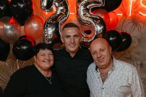 Olga Sukhenko, junto a su hijo y su esposo, pocos meses atrás, en el cumpleaños del joven