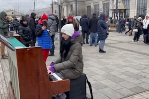 Olga trata de llevar calma entre los refugiados que pasan por la ciudad de Lviv