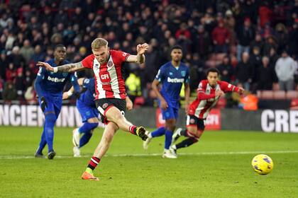 Oli McBurnie del Sheffield United anota el segundo gol de su equipo con un penal en el encuentro ante el West Ham en la Liga Premier el domingo 21 de enero del 2024. (Mike Egerton/PA via AP)